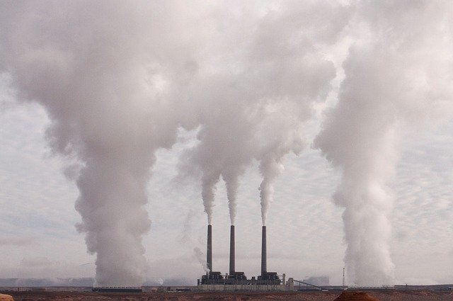 Polluting factory. Pixabay